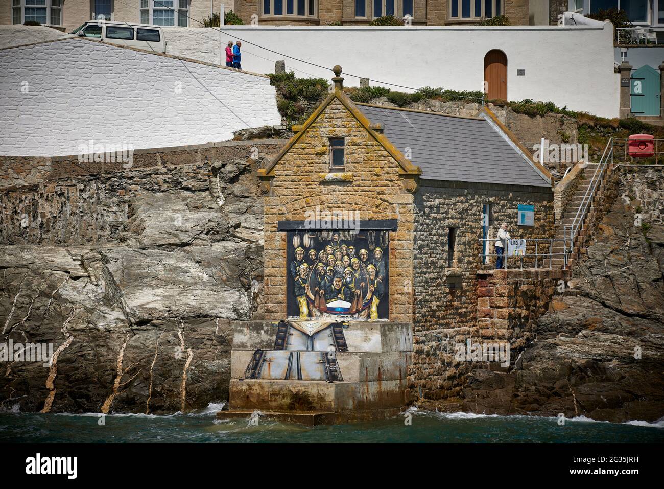 Cornish Touristenziel Porthleven, Cornwall, England, abgebildet das Old Lifeboat House im Hafen Stockfoto