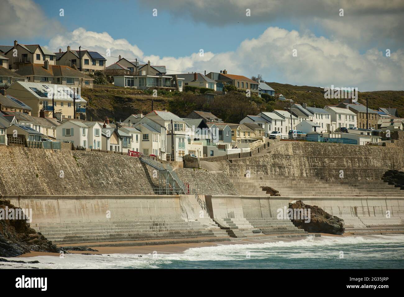 Cornish Touristenziel Porthleven, Cornwall, England, abgebildet Wohnbestand entlang der Küste Cliff Road und der See-Verteidigungsmauer Stockfoto