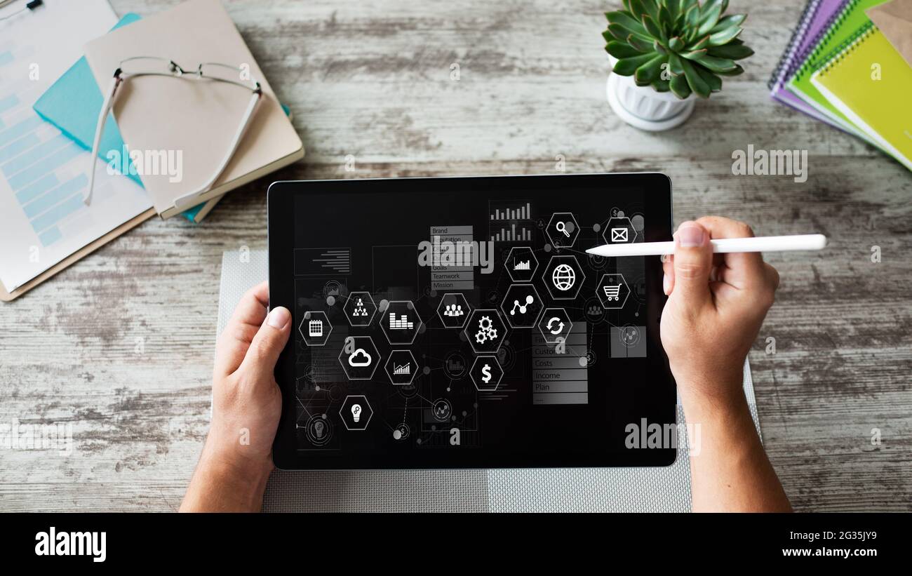 Geschäfts- und Technologiekonzept. Virtuelles Bedienfeld auf dem Gerätebildschirm. Stockfoto