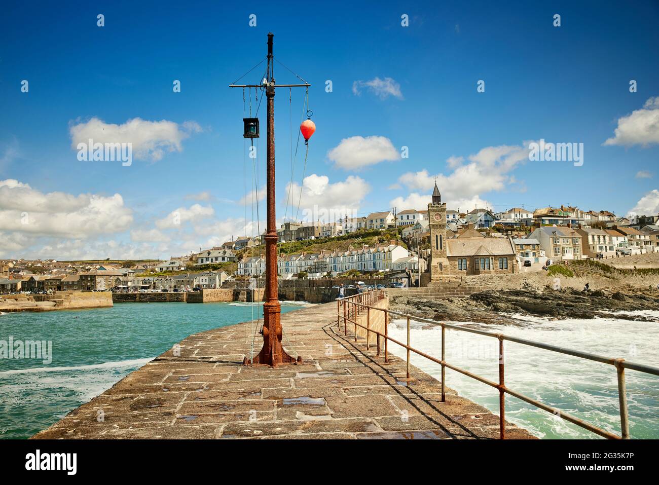 Cornish Touristenziel Porthleven, Cornwall, England, südlichster Hafen in Großbritannien, abgebildet Uhrenturm Stockfoto