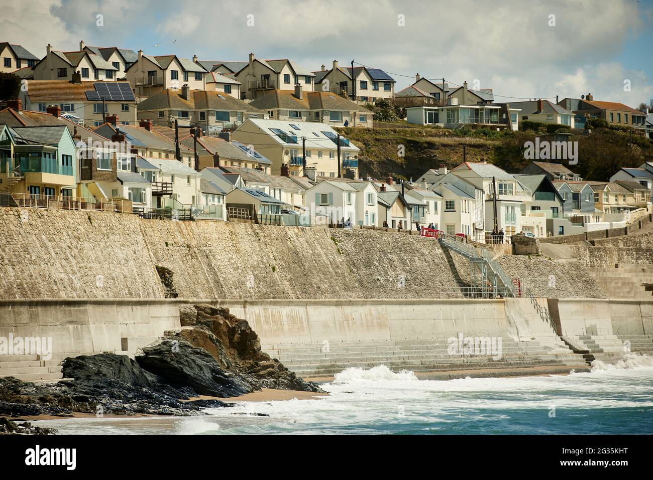 Cornish Touristenziel Porthleven, Cornwall, England, abgebildet Wohnbestand entlang der Küste Cliff Road und der See-Verteidigungsmauer Stockfoto