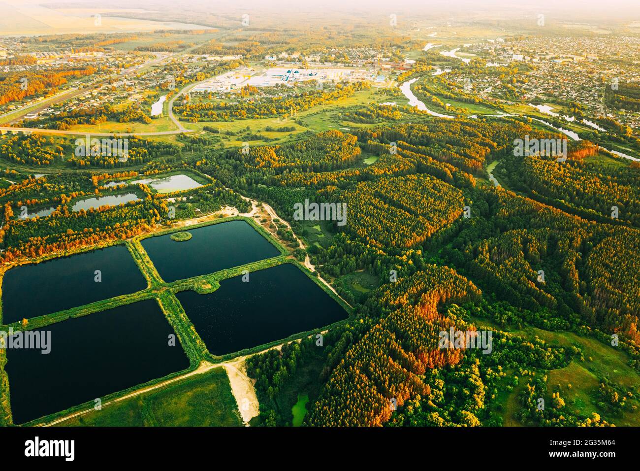 Luftaufnahme Retention Basins, Wet Pond, Wet Inhaftierung Basin Oder Stormwater Management Pond, Ist Ein Künstlicher Teich Mit Vegetation Um Das Perimeter Stockfoto