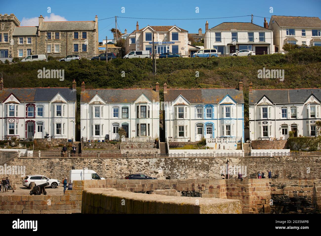 Cornish Touristenziel Porthleven, Cornwall, England, abgebildet Clock Tower ein großer Reihenhaus Stockfoto