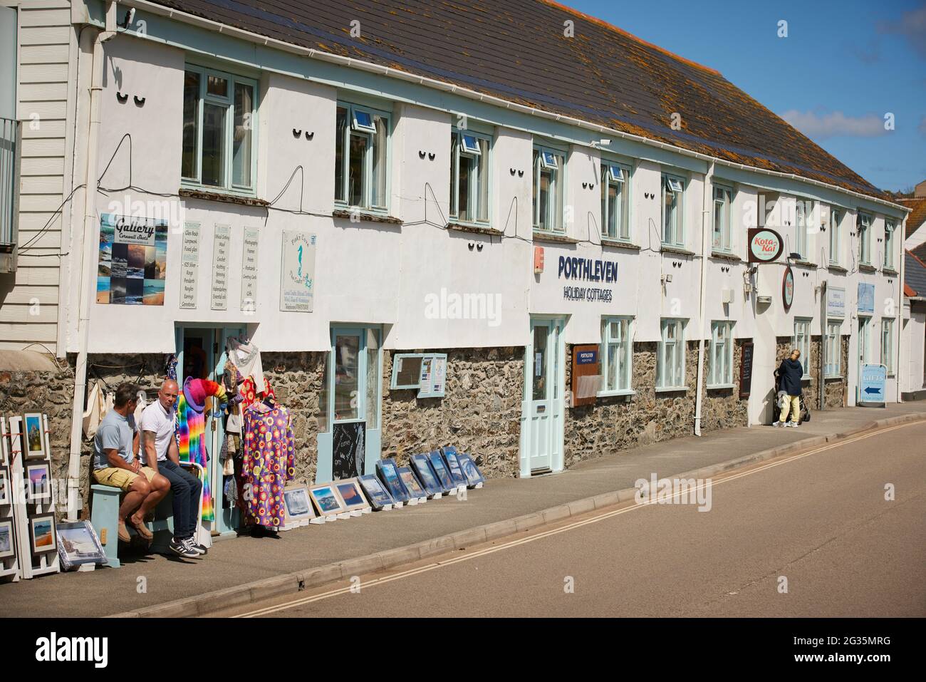 Cornish Touristenziel Porthleven, Cornwall, England, südlichster Hafen in Großbritannien, abgebildet Ferienhäuser und Souvenirladen Stockfoto