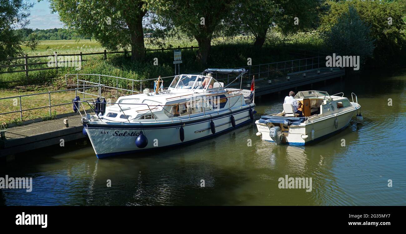 Zwei River Power Boote in Godmanchester Schleuse auf dem Fluss Ouse. Stockfoto