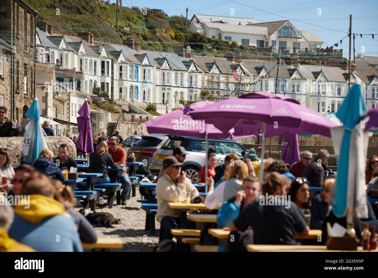 Kornisches Touristenziel Porthleven, Cornwall, England, südlichster Hafen in Großbritannien, abgebildete Ferien ließen Häuser und Leute, die im h essen Stockfoto