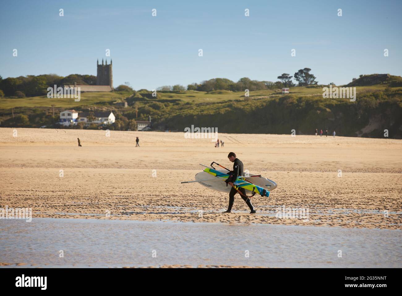 Kornisches Touristenziel Hayle, in St. Ives Bay, Cornwall, England, Hayle Beach mit Blick auf die St. Uny's Church Stockfoto