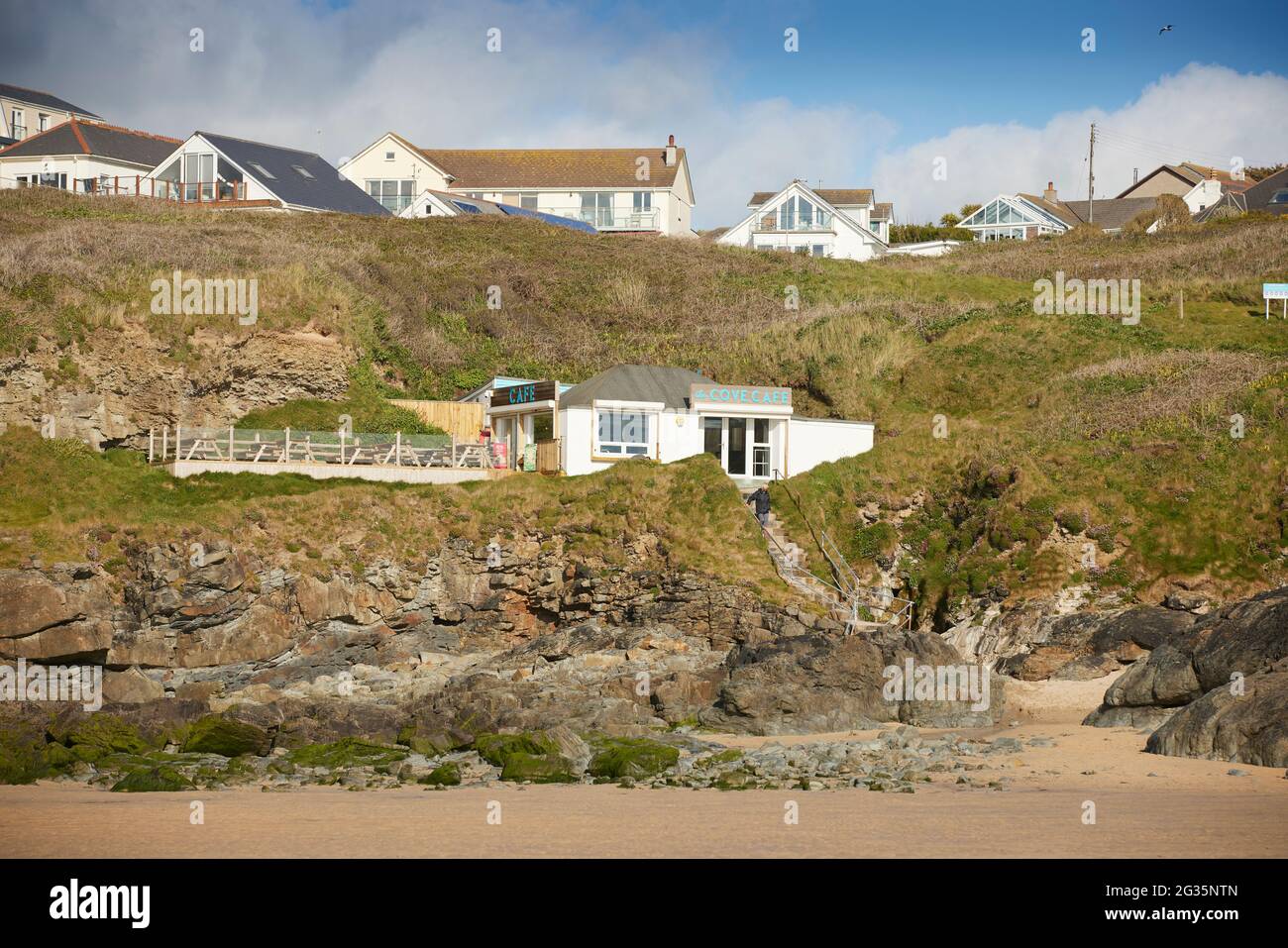 Cornish Touristenziel Hayle, in St Ives Bay, Cornwall, England, Hayle Beach Cove Cafe auf den Klippen Stockfoto