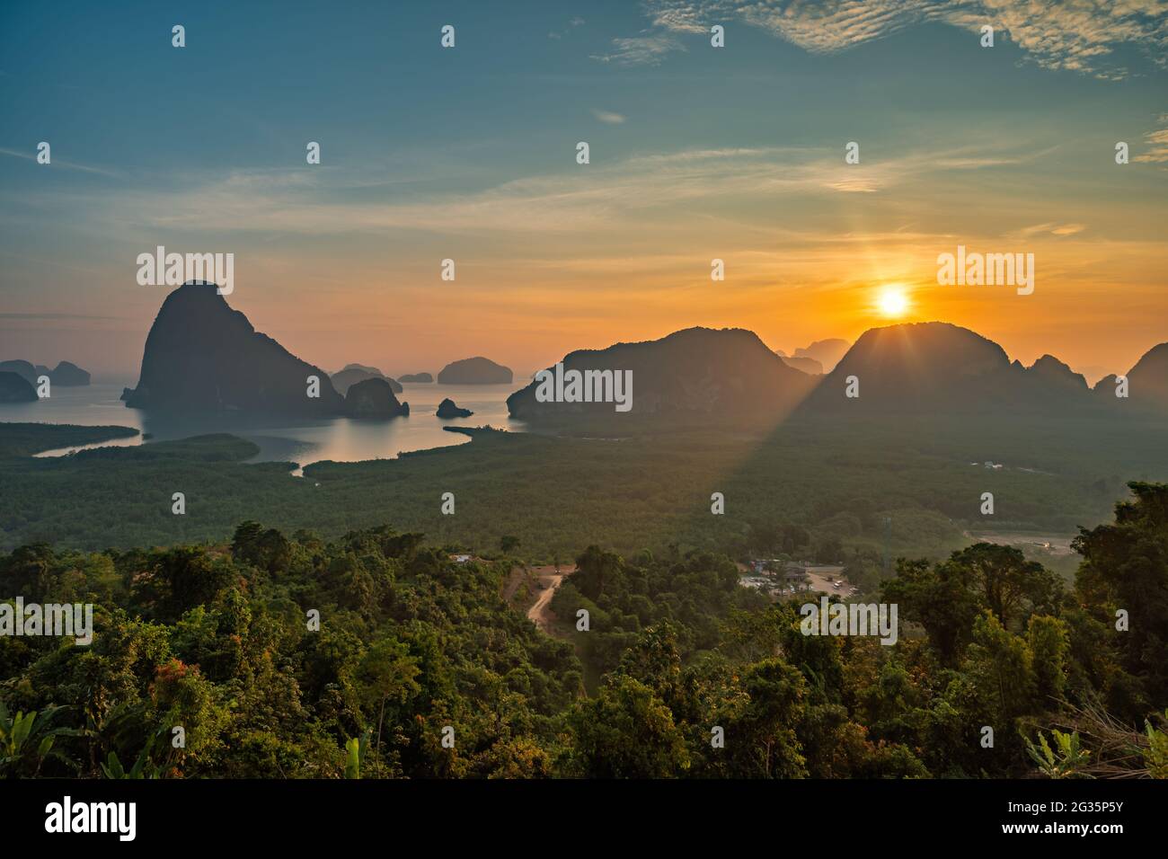 Blick auf tropische Inseln bei Sonnenaufgang am Samed Nang Chee Aussichtspunkt mit Bucht zum Meer, Phang Nga Thailand Naturlandschaft Stockfoto