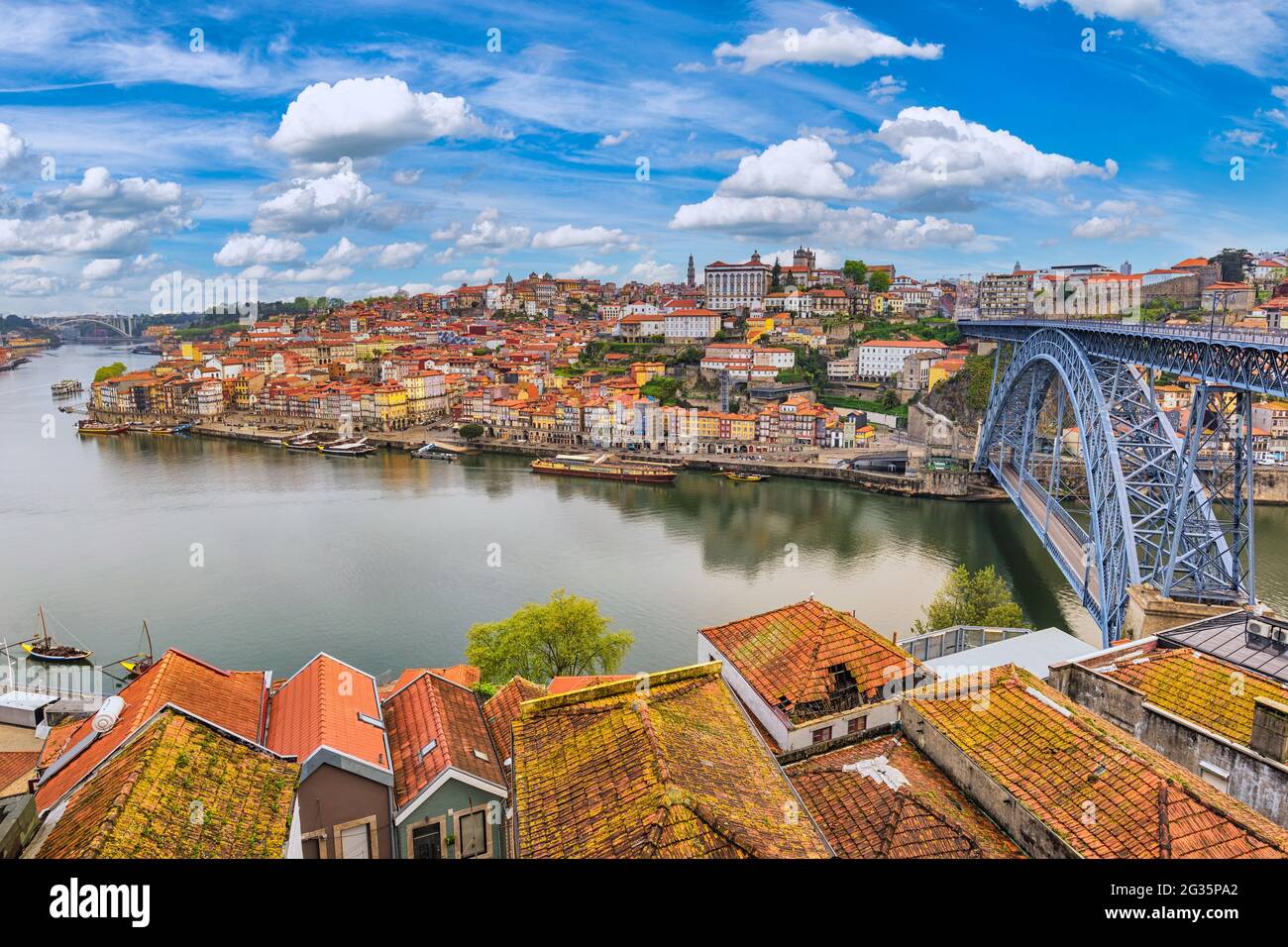 Die Skyline von Porto Portugal am Porto Ribeira und dem Douro River Und Dom Luis I Brücke Stockfoto