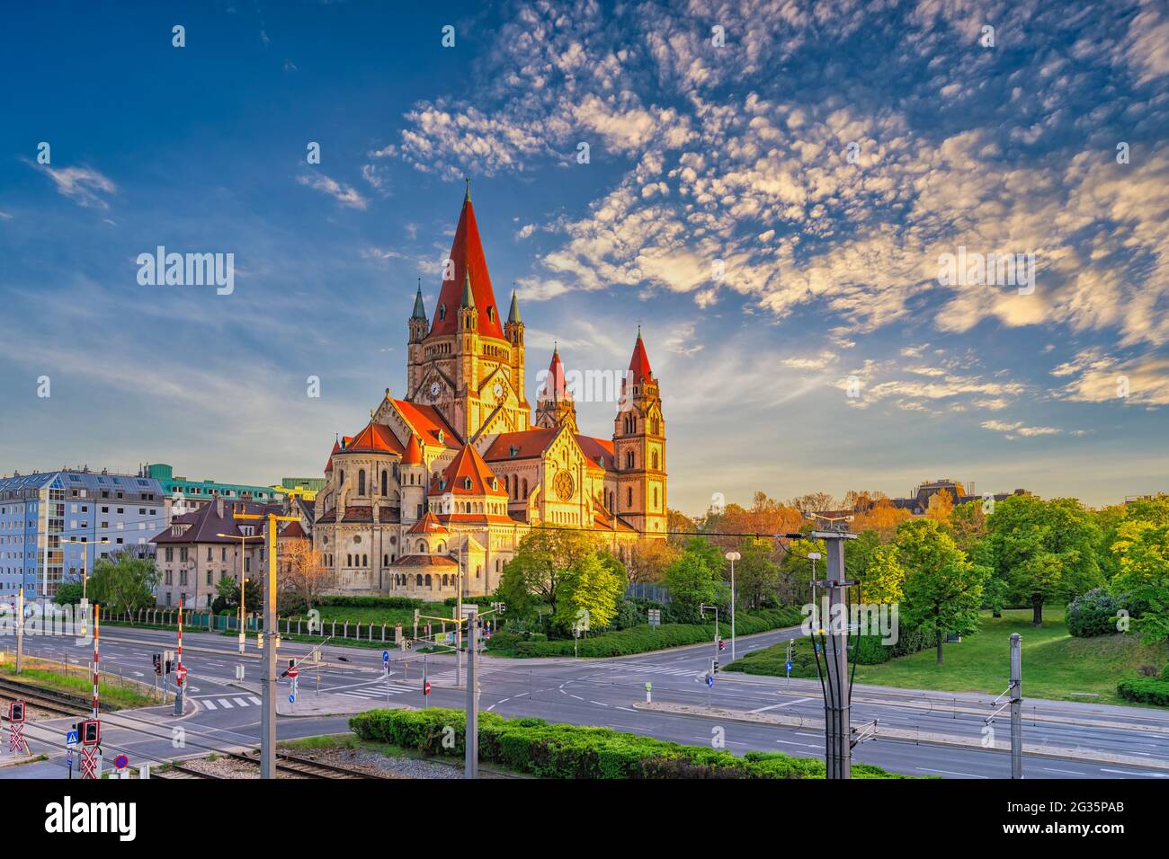 Wien Österreich City Skyline an der St. Francis of Assisi Kirche Stockfoto
