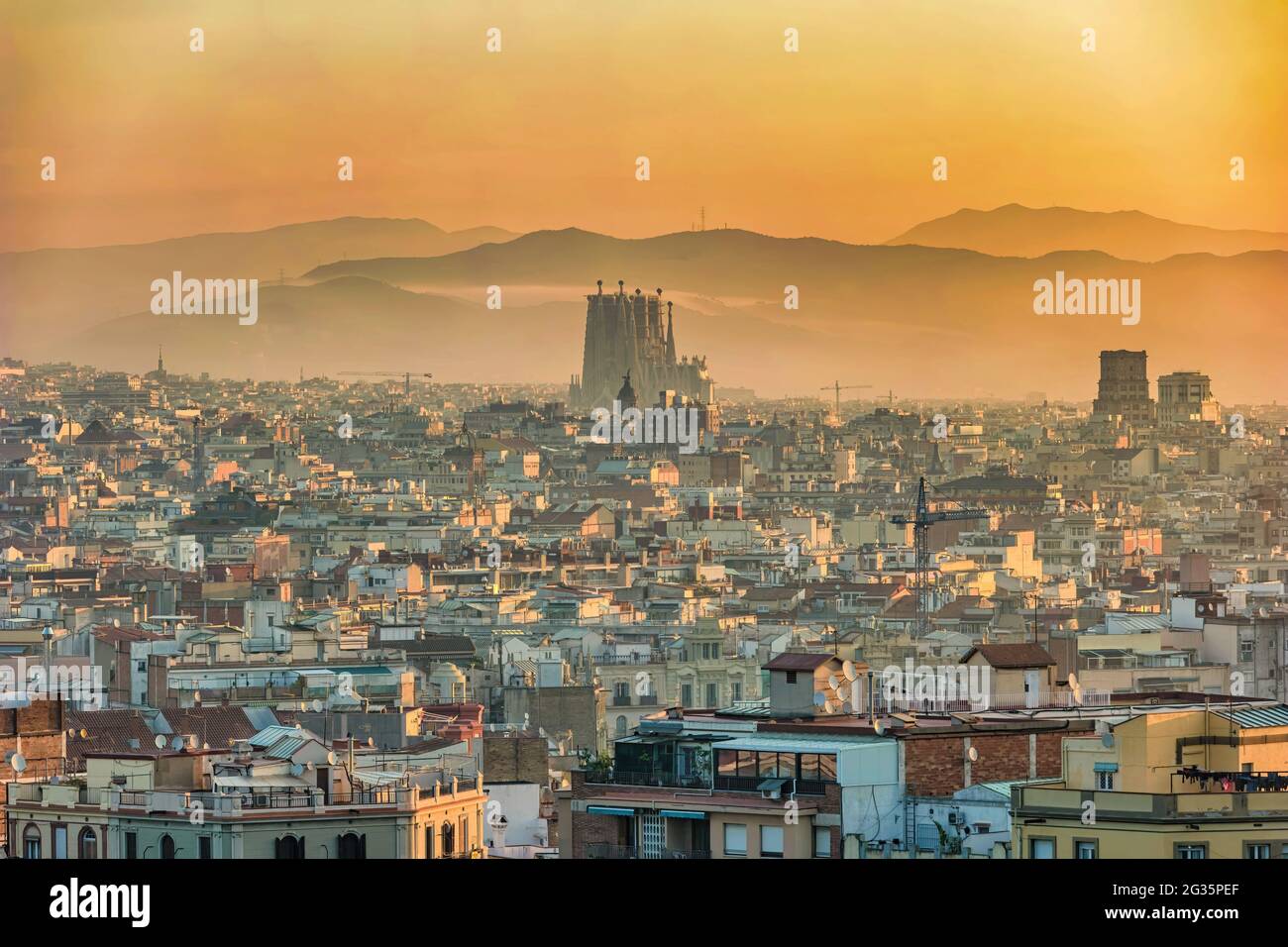 Barcelona Spanien, Luftaufnahme der Skyline der Stadt bei Sonnenaufgang im Stadtzentrum Stockfoto