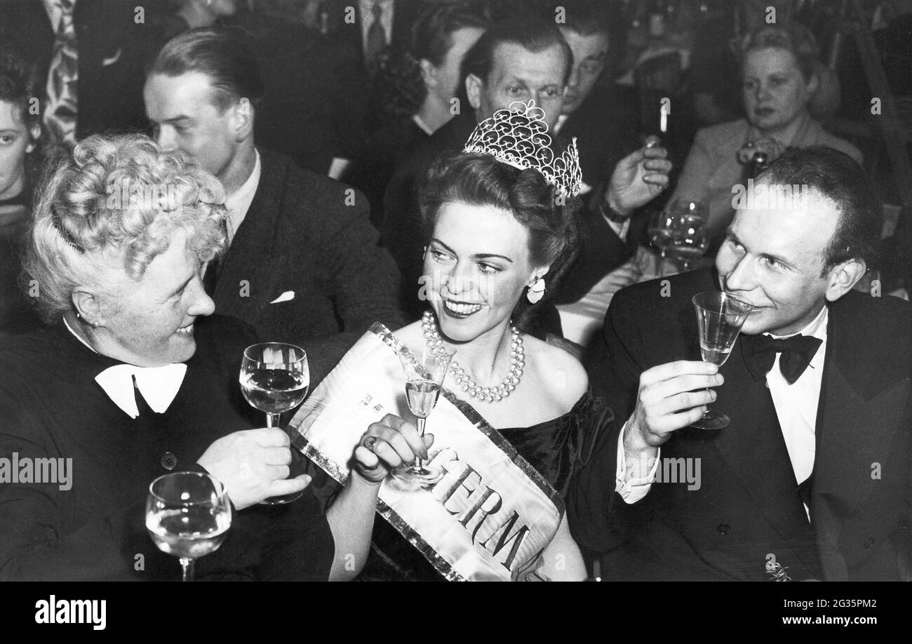 Menschen, Frauen, Schönheitswettbewerber, Miss Deutschland, Gewinnerin Inge Löwenstein, Halbe Länge, mit ihrer Mutter, ZUSÄTZLICHE-RECHTE-FREIGABE-INFO-NICHT-VERFÜGBAR Stockfoto