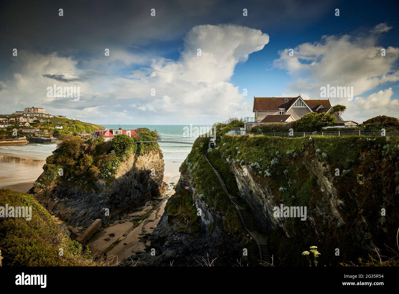 CORNISH Küstenstadt Newquay, Cornwall. Newquay Bay in Towan Beach und die Island House Bridge Stockfoto