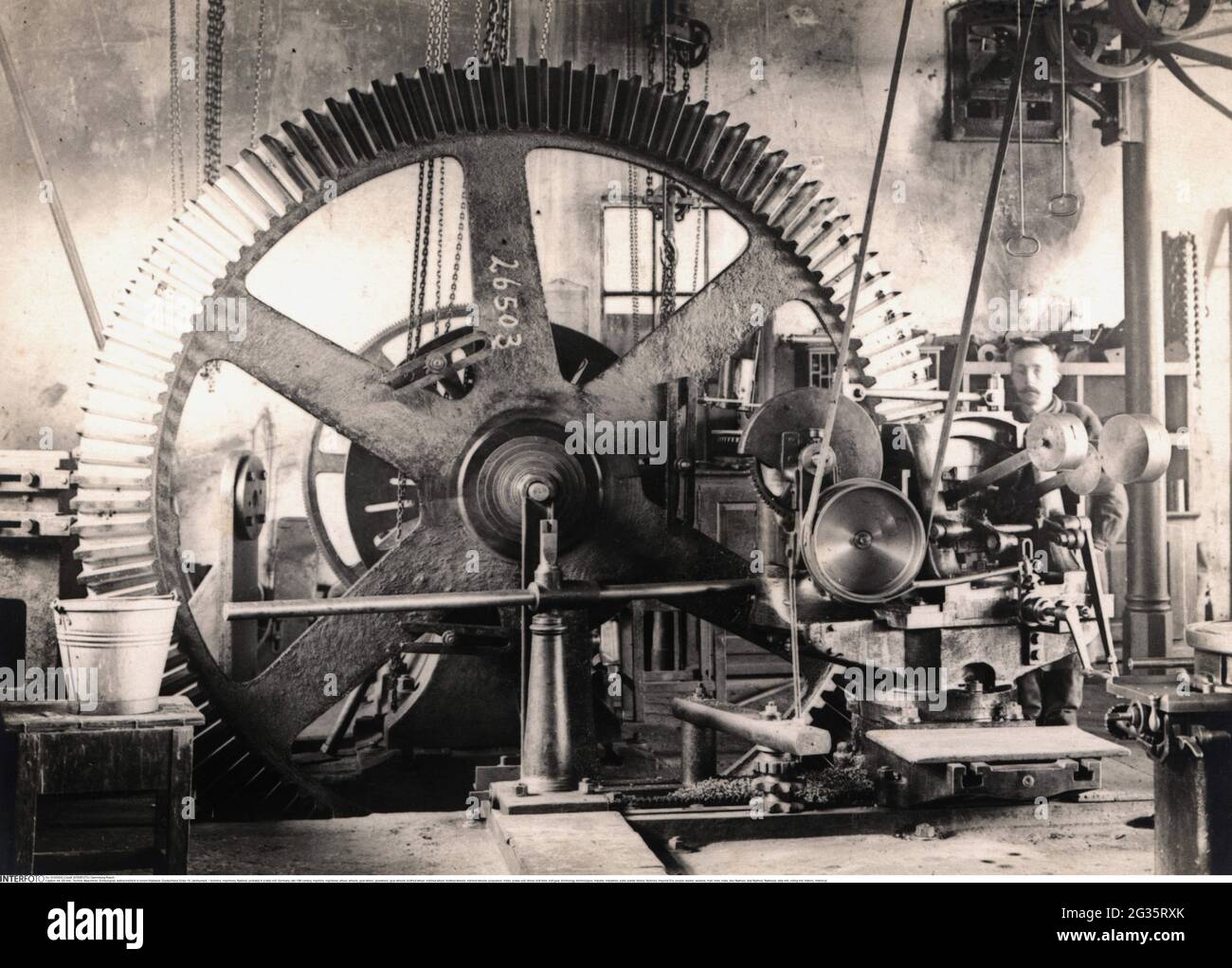 Technik, Maschinen, Schwungrad, wahrscheinlich in einer Bandmühle, Deutschland, Ende des 19. Jahrhunderts, Maschine, ZUSÄTZLICHE-RIGHTS-CLEARANCE-INFO-NOT-AVAILABLE Stockfoto