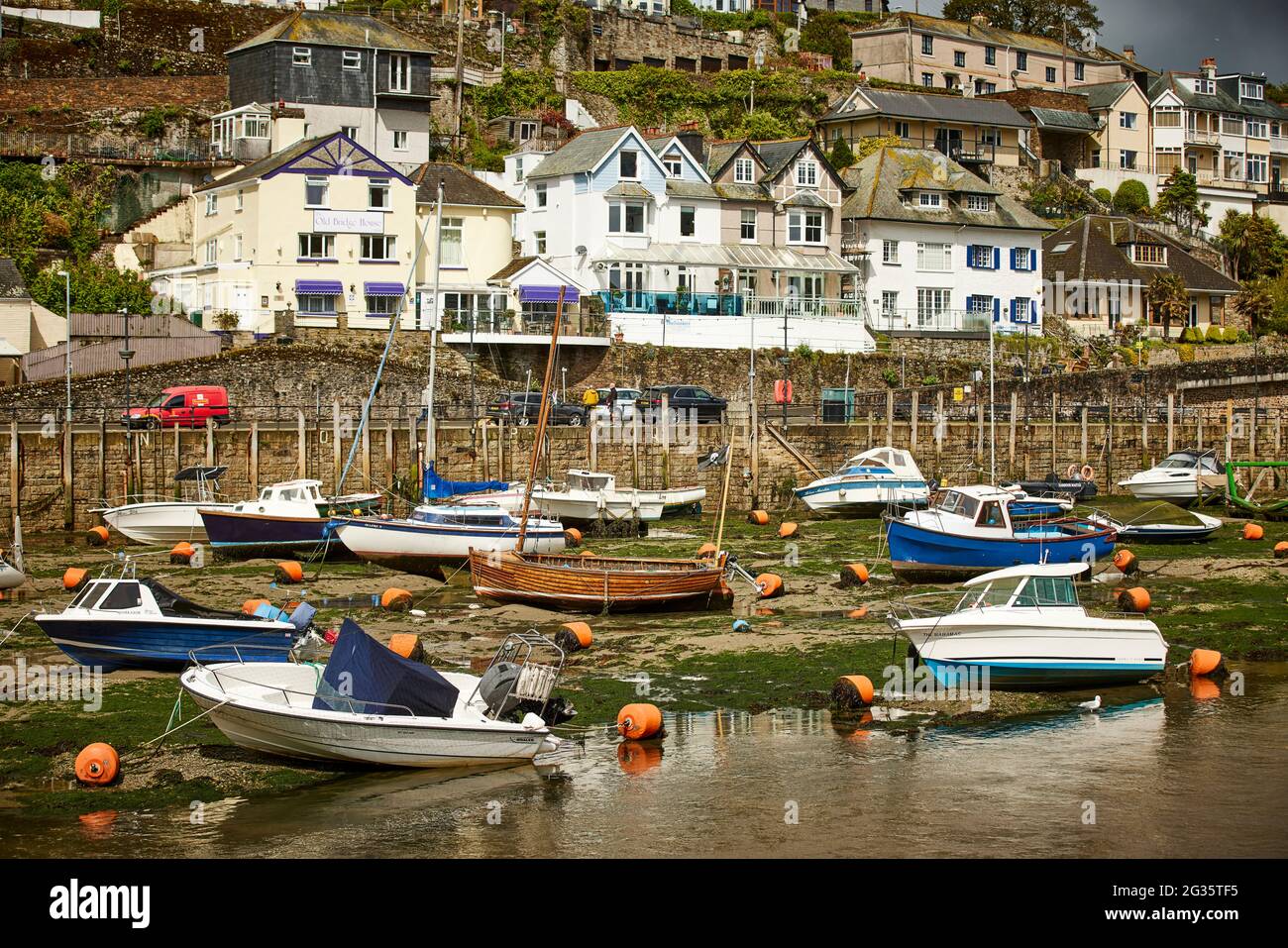 DER KORNISCHE Fischerhafen Looe in Cornwall stellte die Häuser von Looe Harbour und Cliffside vor Stockfoto