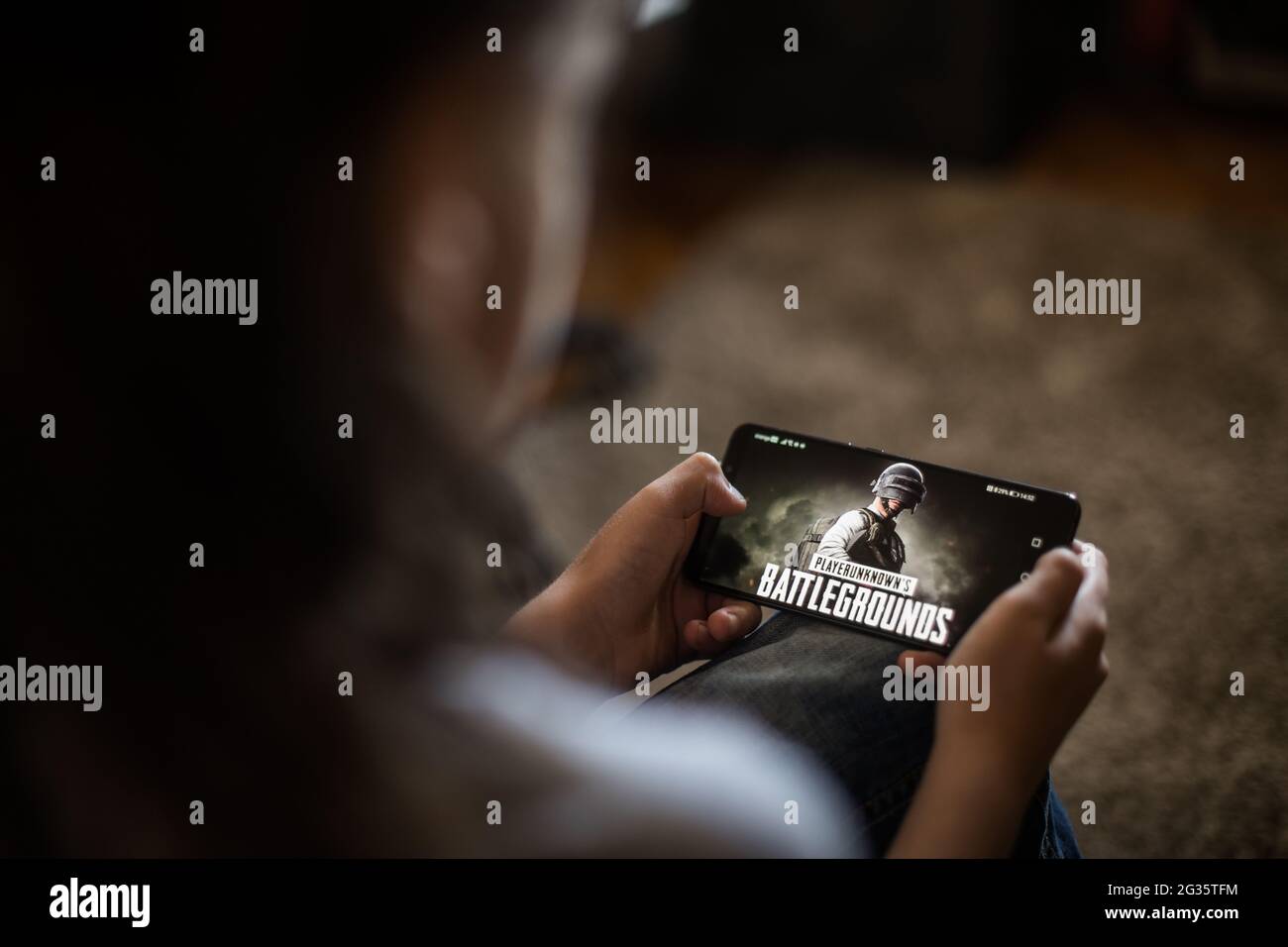 Bukarest, RUMÄNIEN - 10. Mai 2021: Illustratives redaktionelles Konzept Bild eines Kindes, das ein Battlefields-Spiel auf einem Mobiltelefon spielt. Stockfoto