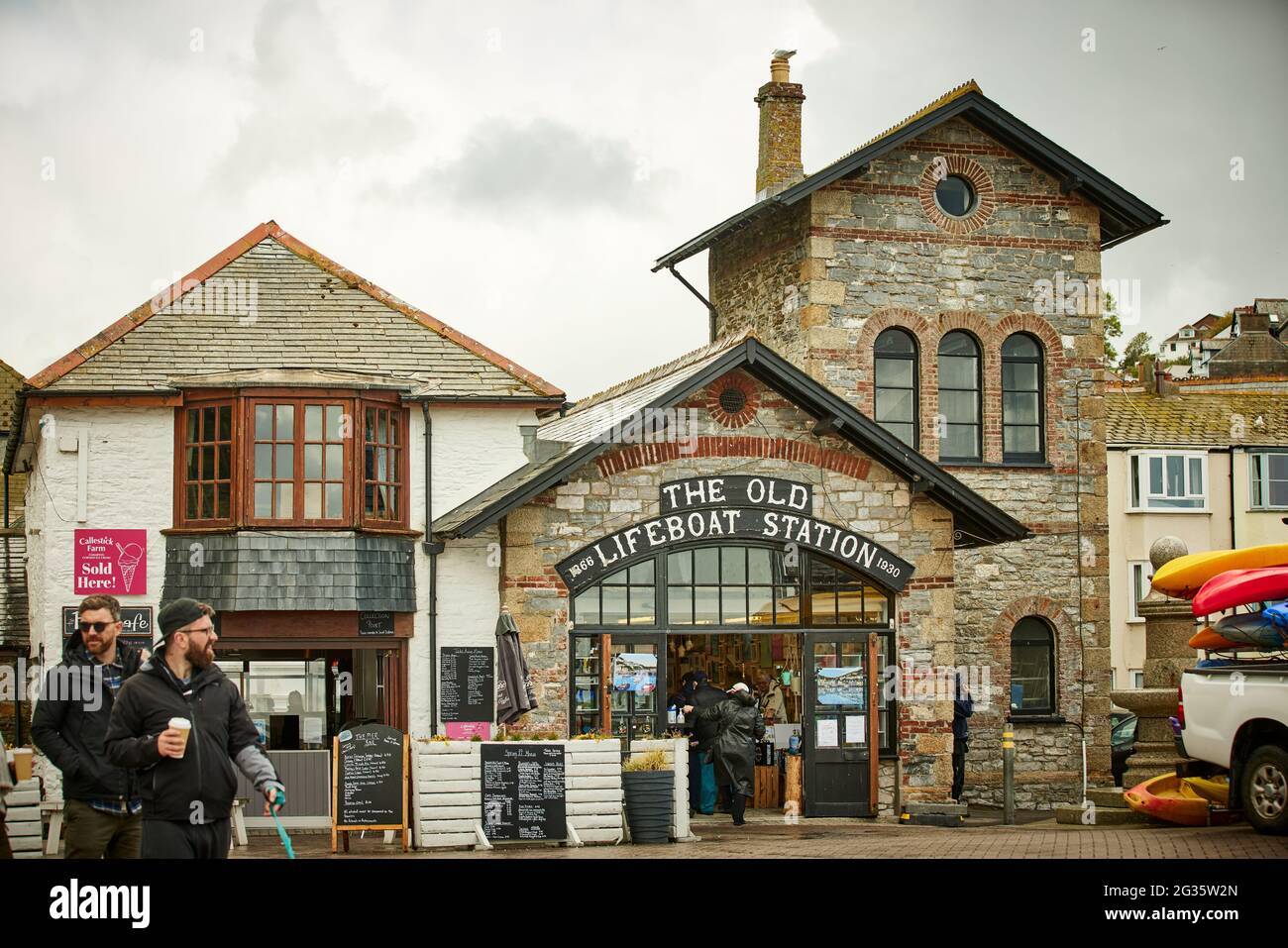 CORNISH Fischerhafen Looe in Cornwall im Bild East Looe Beach Old Lifeboat Station - Gallery Stockfoto