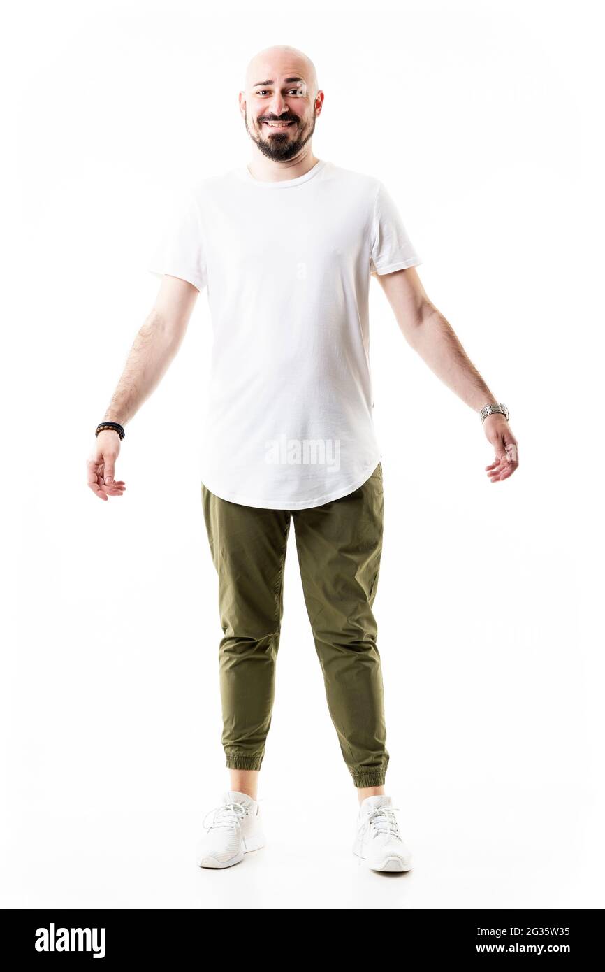 Offen lächelnd kahlbärtig stilvoller Hipster in Olive Chinos. Ganzkörperlänge isoliert auf weißem Hintergrund Stockfoto