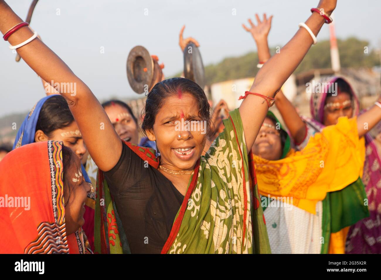 Die Menschen in Odisha, Indien, feiern ein Ritual namens Boitha Bandhana, das sich die glorreiche maritime Vergangenheit der Region auswendig lässt. Stockfoto