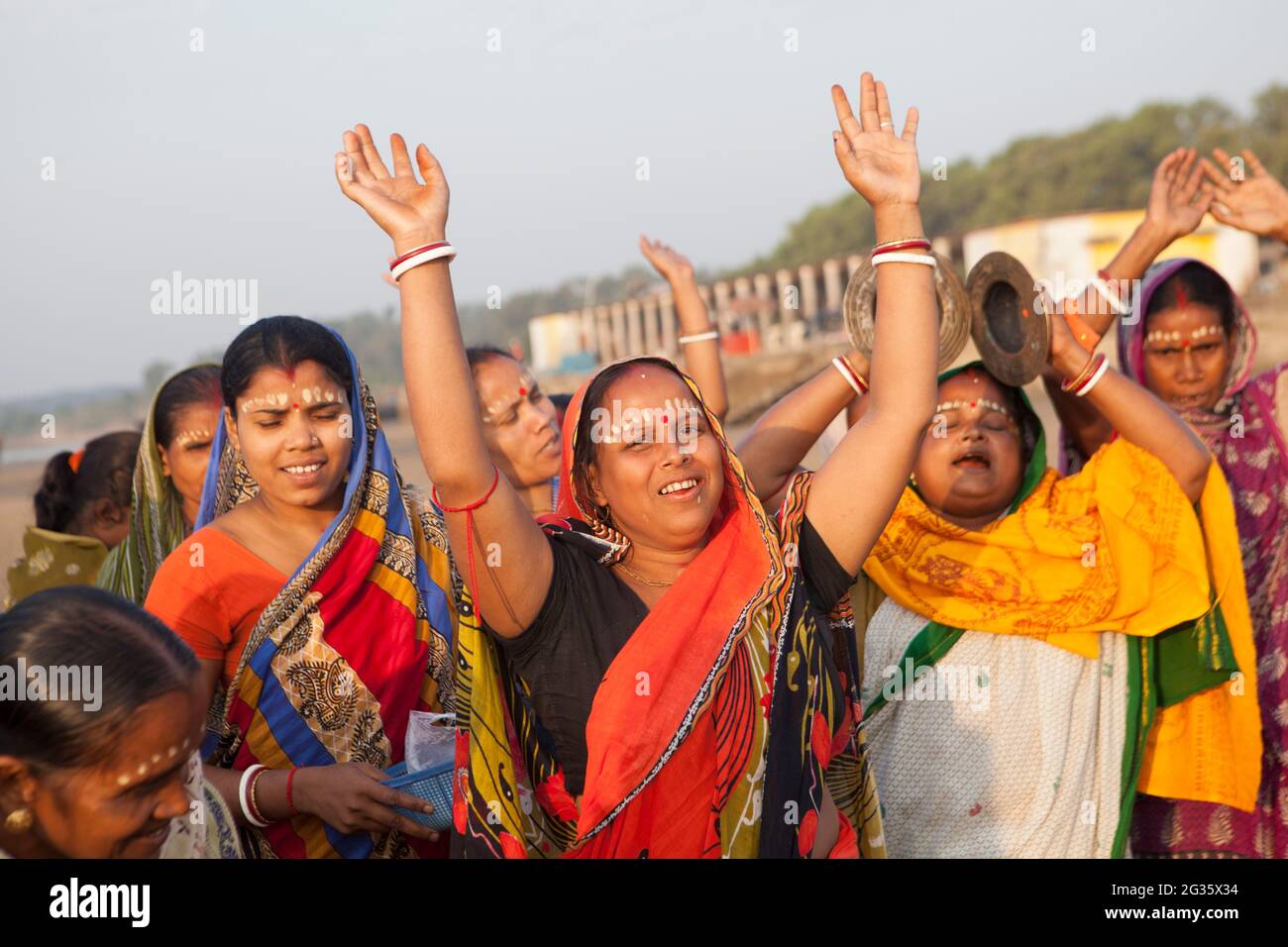 Die Menschen in Odisha, Indien, feiern ein Ritual namens Boitha Bandhana, das sich die glorreiche maritime Vergangenheit der Region auswendig lässt. Stockfoto