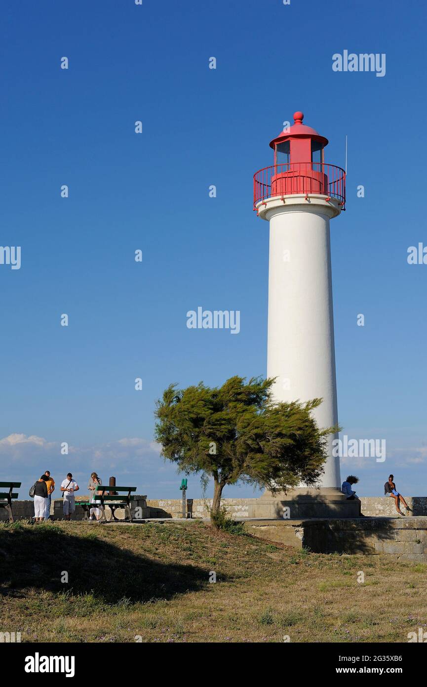 FRANKREICH, CHARENTE-MARITIME (17) RE INSEL, DORF SAINT-MARTIN-DE-RE, DER LEUCHTTURM DER HAFENEINFAHRT Stockfoto