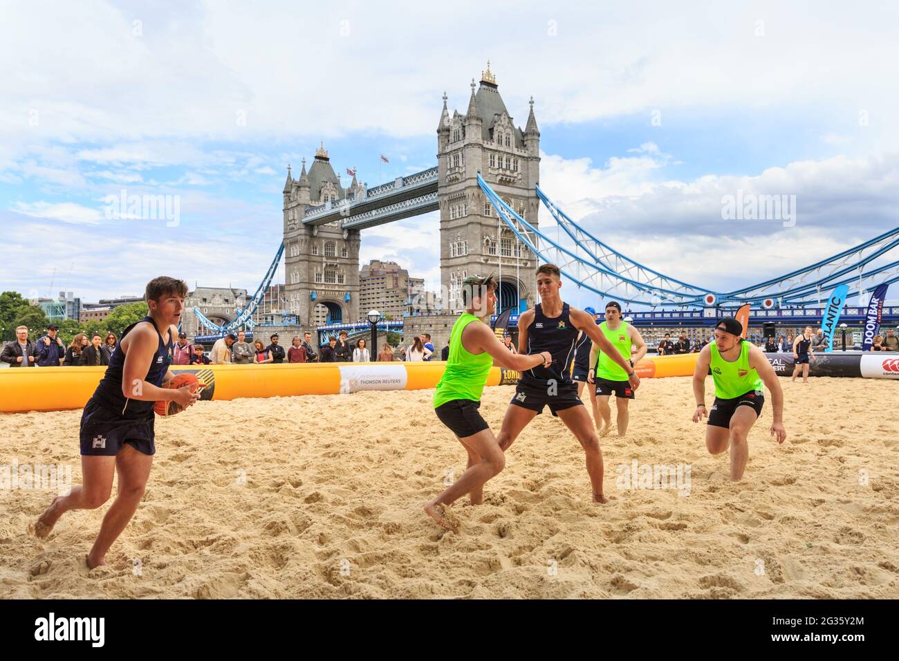 Rugby-Spieler im Spiel bei der London Beach Rugby-Veranstaltung in der Nähe der Tower Bridge, London, Großbritannien Stockfoto