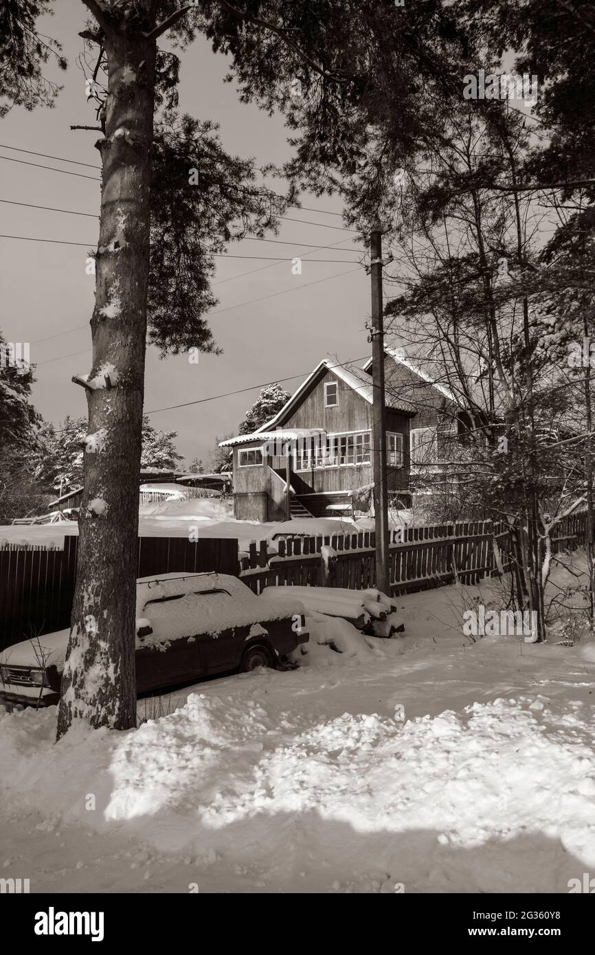 Ländliches typisches Haus, im Winter in der Republik Karelien, Russland. Im Sepia-Stil Foto. Stockfoto