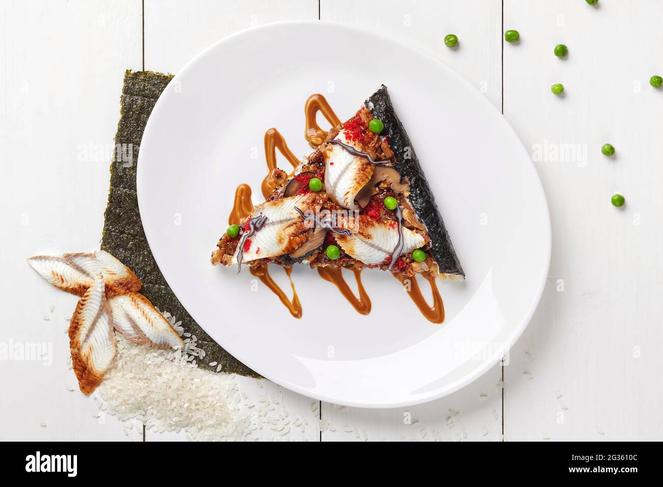 Pizza-Sushi mit Aal, rotem Tobiko, Shiitake und Unagi-Sauce Stockfoto