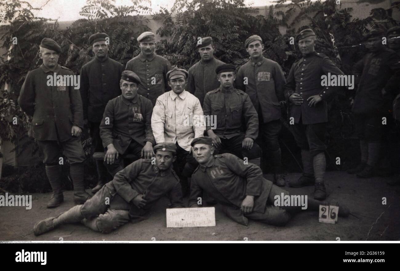 Erster Weltkrieg / 1. Weltkrieg, Kriegsgefangene, Gruppe deutscher Soldaten in französischer Gefangenschaft, ZUSÄTZLICHE-RIGHTS-CLEARANCE-INFO-NOT-AVAILABLE Stockfoto