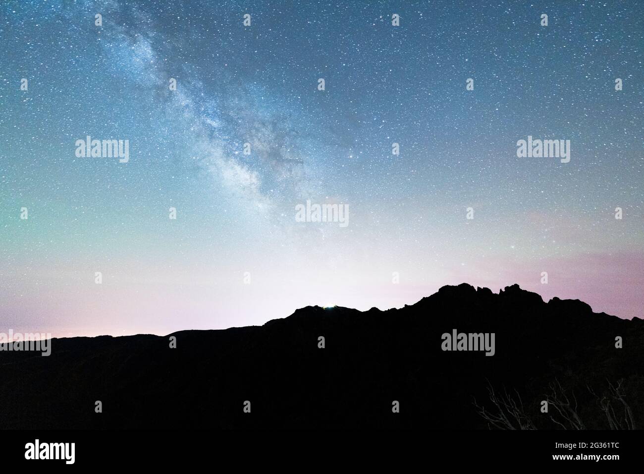 Silhouette des Berges Pico do Arieiro unter der Milchstraße, Madeira, Portugal Stockfoto
