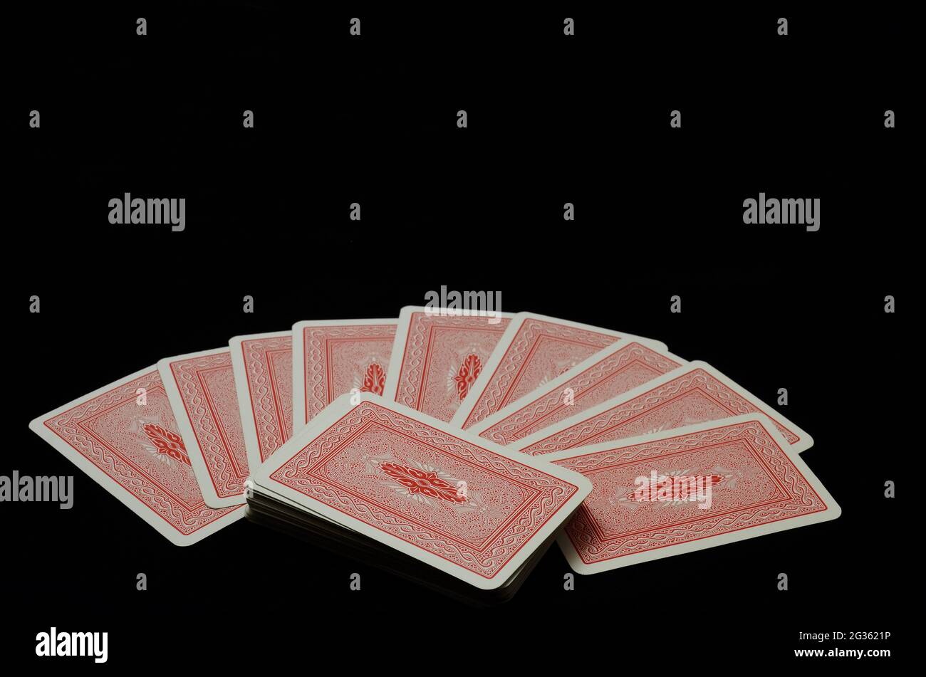 Foto eines roten Kartendecks auf schwarzem Hintergrund Stockfoto