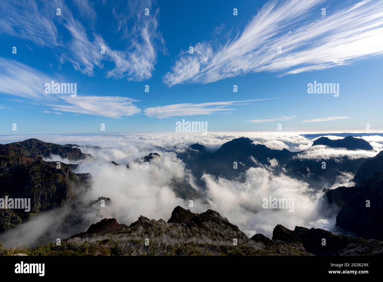 Berge im Wolkenmeer Blick vom Gipfel des Pico Ruivo, Madeira, Portugal Stockfoto