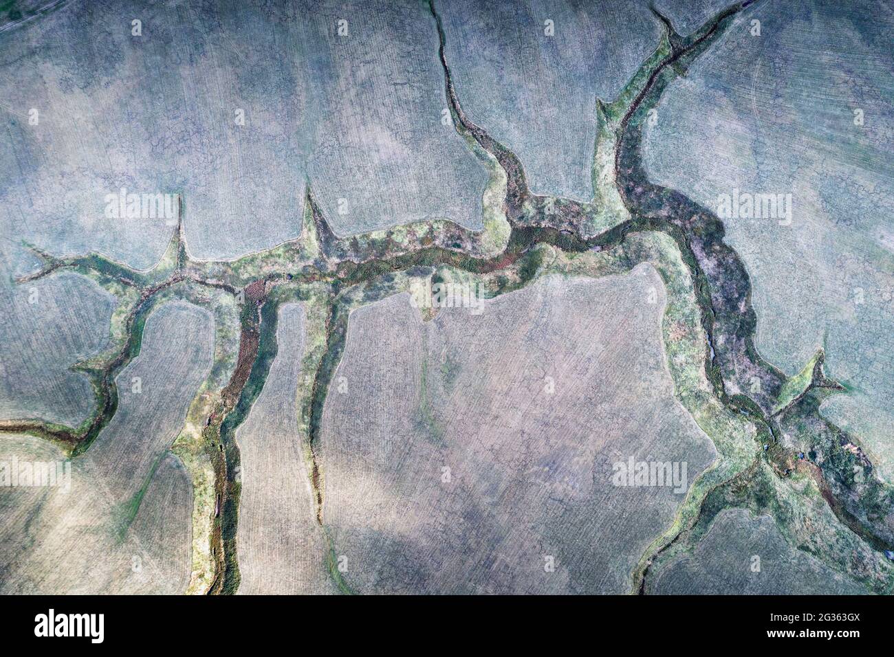 Luftaufnahme des zerrissenen Landes von Fosso dei Mergani in der Pian Grande Hochebene, Castelluccio di Norcia, Umbrien, Italien Stockfoto