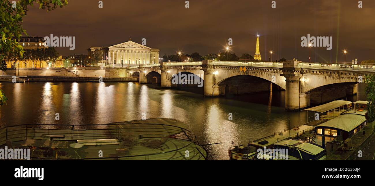 FRANKREICH. PARIS (75) FRANZÖSISCHE NATIONALVERSAMMLUNG UND EIFFELTURM BEI NACHT Stockfoto