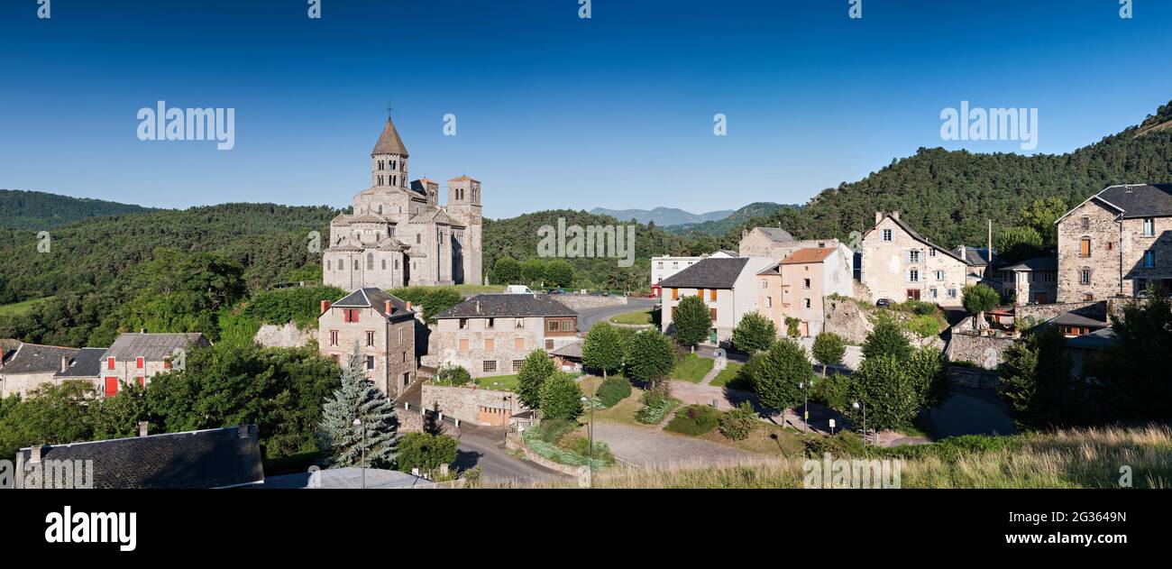 FRANKREICH. PUY-DE-DOME (63) SAINT-NECTAIRE DORF UND KIRCHE Stockfoto