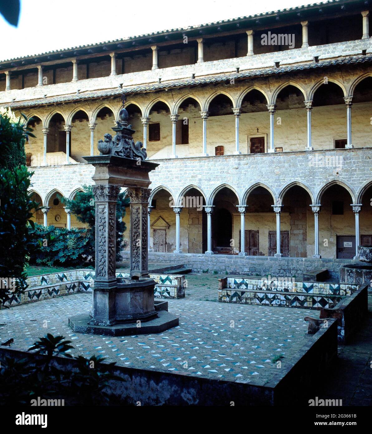 CLAUSTRO S XIV - BROCAL PLATERESCO ENCIMA DE CISTERNA DEL S XV - FOTO AÑOS 60. LAGE: MONASTERIO DE PEDRALBES-INTERIOR. Barcelona. SPANIEN. Stockfoto