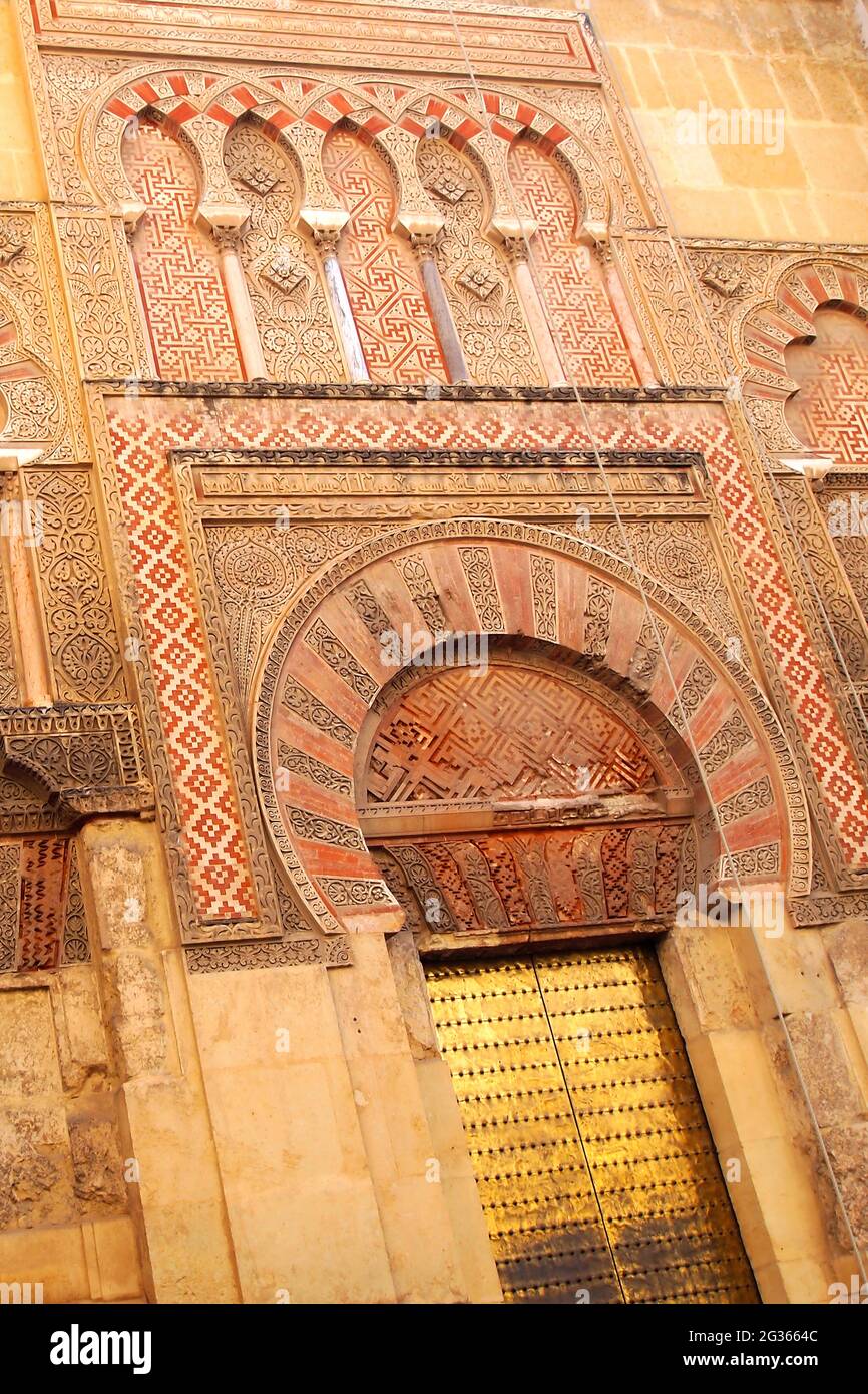 Detail der Fassade und Tür, Kathedrale unserer Lieben Frau von der Himmelfahrt große Moschee von Córdoba, Córdoba, Andalucía, Spanien, Europa Stockfoto