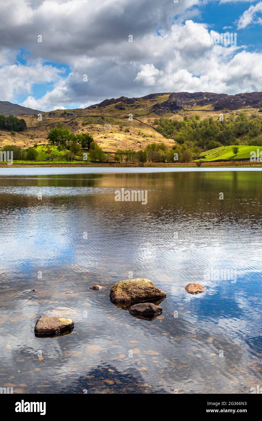 Watendlath Tarn mit Watendlath fiel in den Hintergrund, Lake District, England Stockfoto