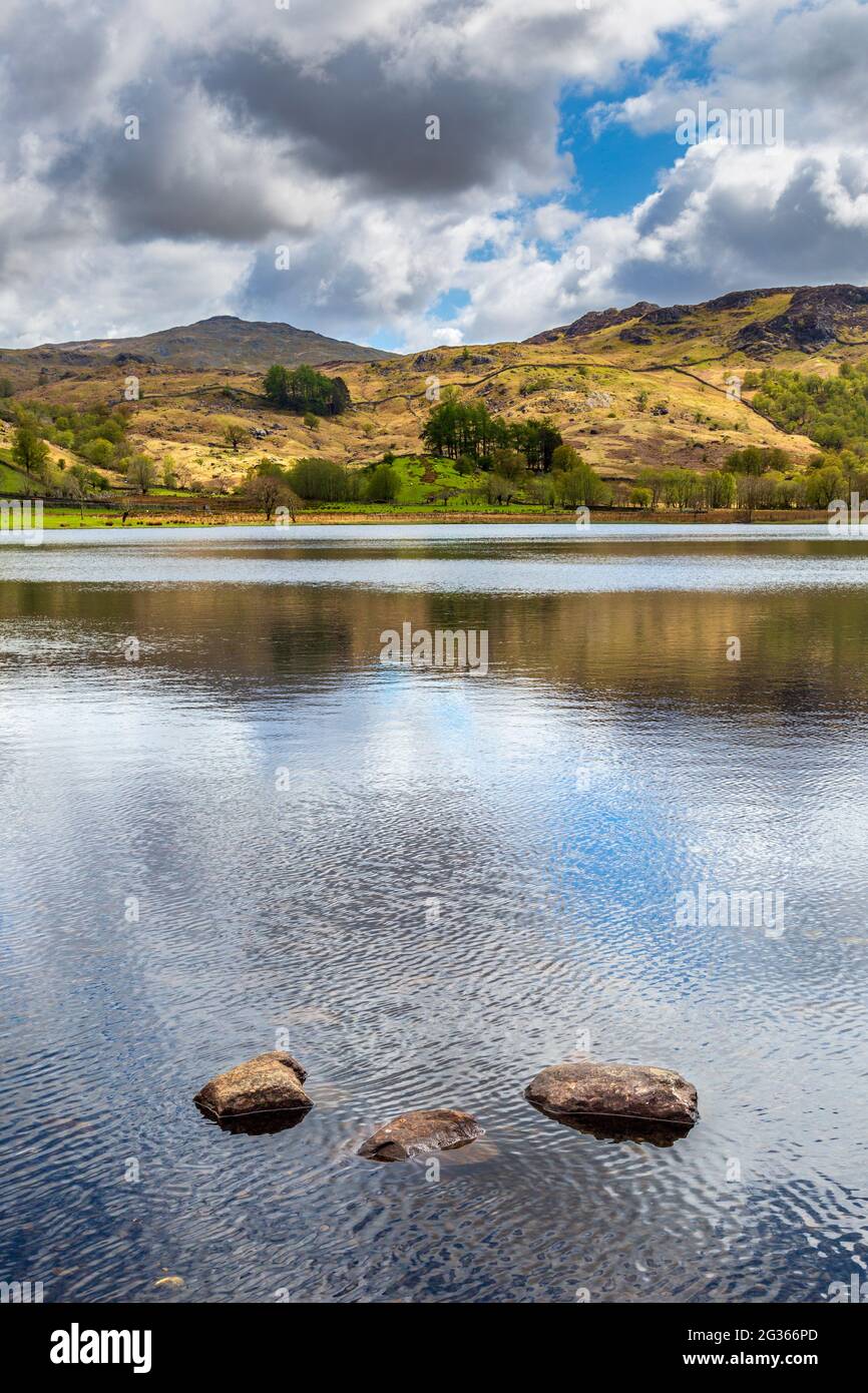 Watendlath Tarn mit Watendlath fiel in den Hintergrund, Lake District, England Stockfoto