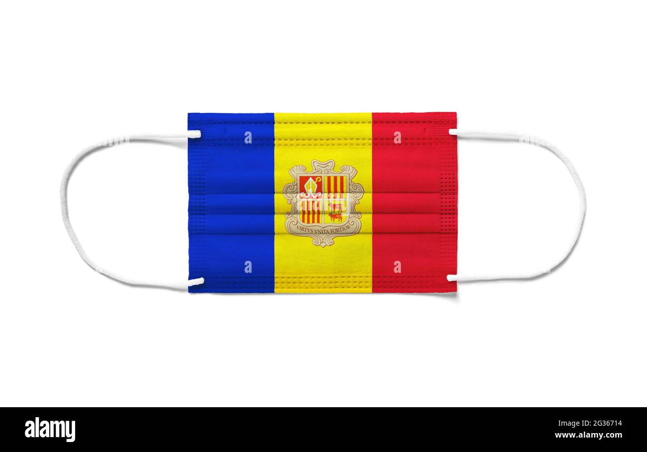 Flagge Andorras auf einer Einweg-OP-Maske. Weißer Hintergrund isoliert Stockfoto