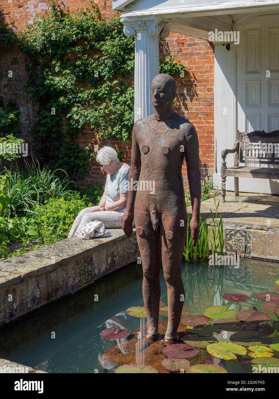 Antony Gormley-Statue im Walled Garden in der Nevill holt Hall, Leicestershire, Großbritannien; die Halle ist im Besitz von David Ross, Mitbegründer von Carphone Warehouse Stockfoto