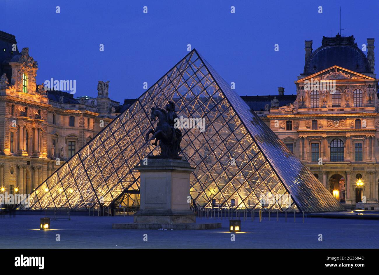 FRANKREICH PARIS (75), 1. BEZIRK, UNESCO-WELTKULTURERBE, LOUVRE-MUSEUM, REITERSTATUE VOR DER LOUVRE-PYRAMIDE AM BOGEN Stockfoto