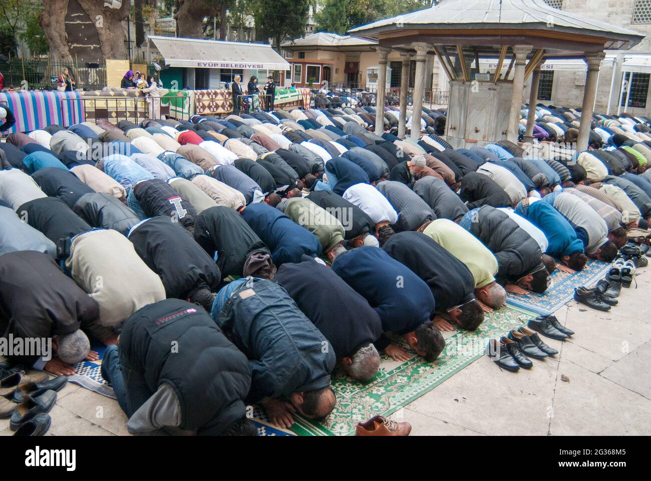 Eyup Sultan/İstanbul -11/07/2008 :Muslime beten während des muslimischen Freitagsgottesdienstes in der Eyup Sultan Moschee in Istanbul, Türkei Stockfoto