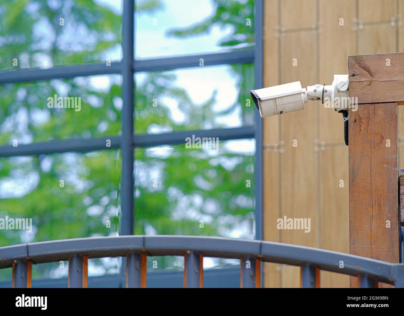 Videoüberwachungskamera in einem Landhaus Online-Tracking. Sicherheitskonzept. Gesichtserkennung. Das Programm zum Auffinden von Kriminellen Stockfoto