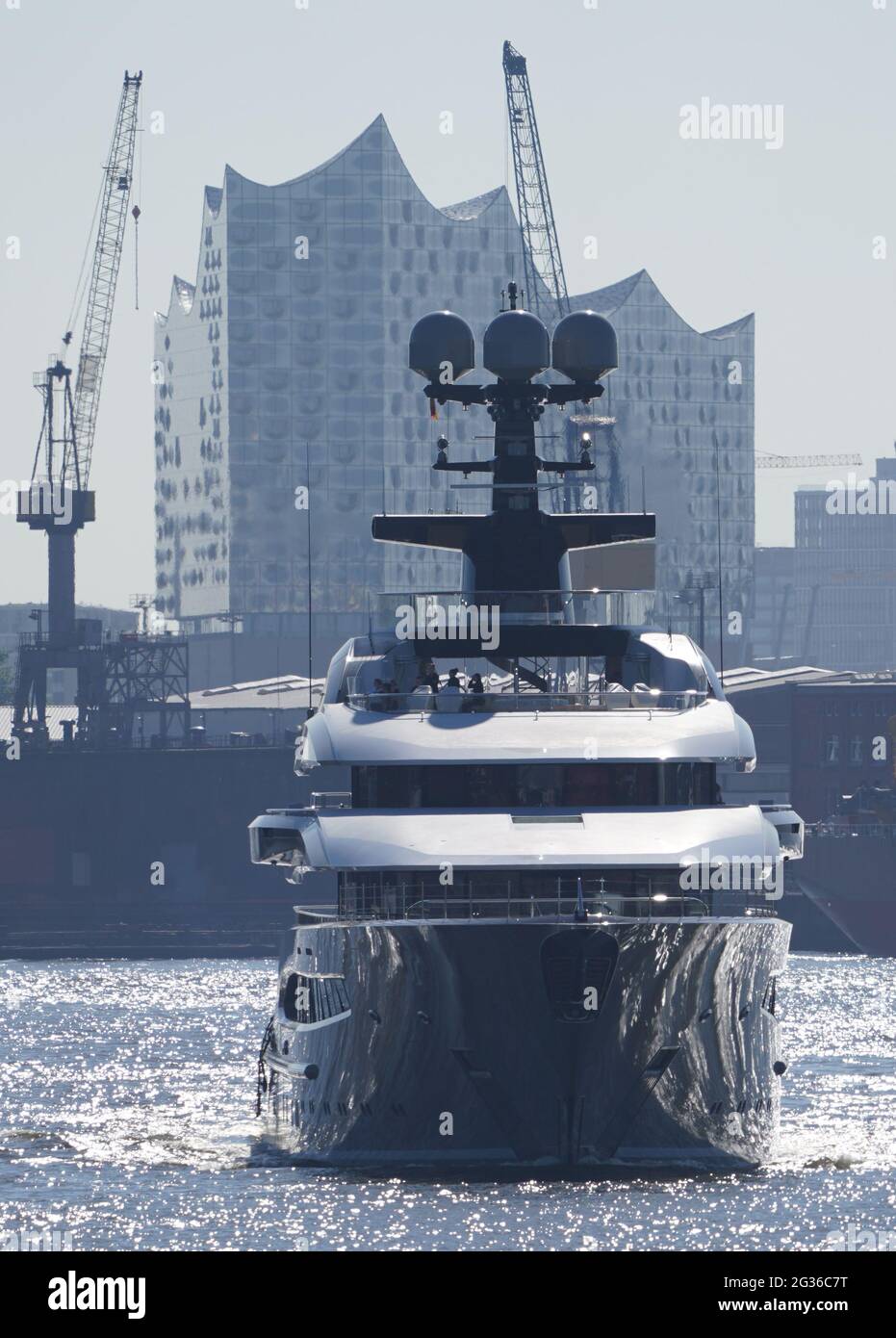 Hamburg, Deutschland. Juni 2021. Die 95 Meter lange Superyacht Kismet verlässt die Werft Blohm Voss im Hamburger Hafen mit der Elbe Philharmonic Hall im Hintergrund. Die Megayacht wurde 2014 ausgeliefert und verfügt über zwei Helikopterpads sowie eine private Aussichtsplattform mit einem Außenbett zum Sternengucken. Kredit: Marcus Brandt/dpa/Alamy Live Nachrichten Stockfoto