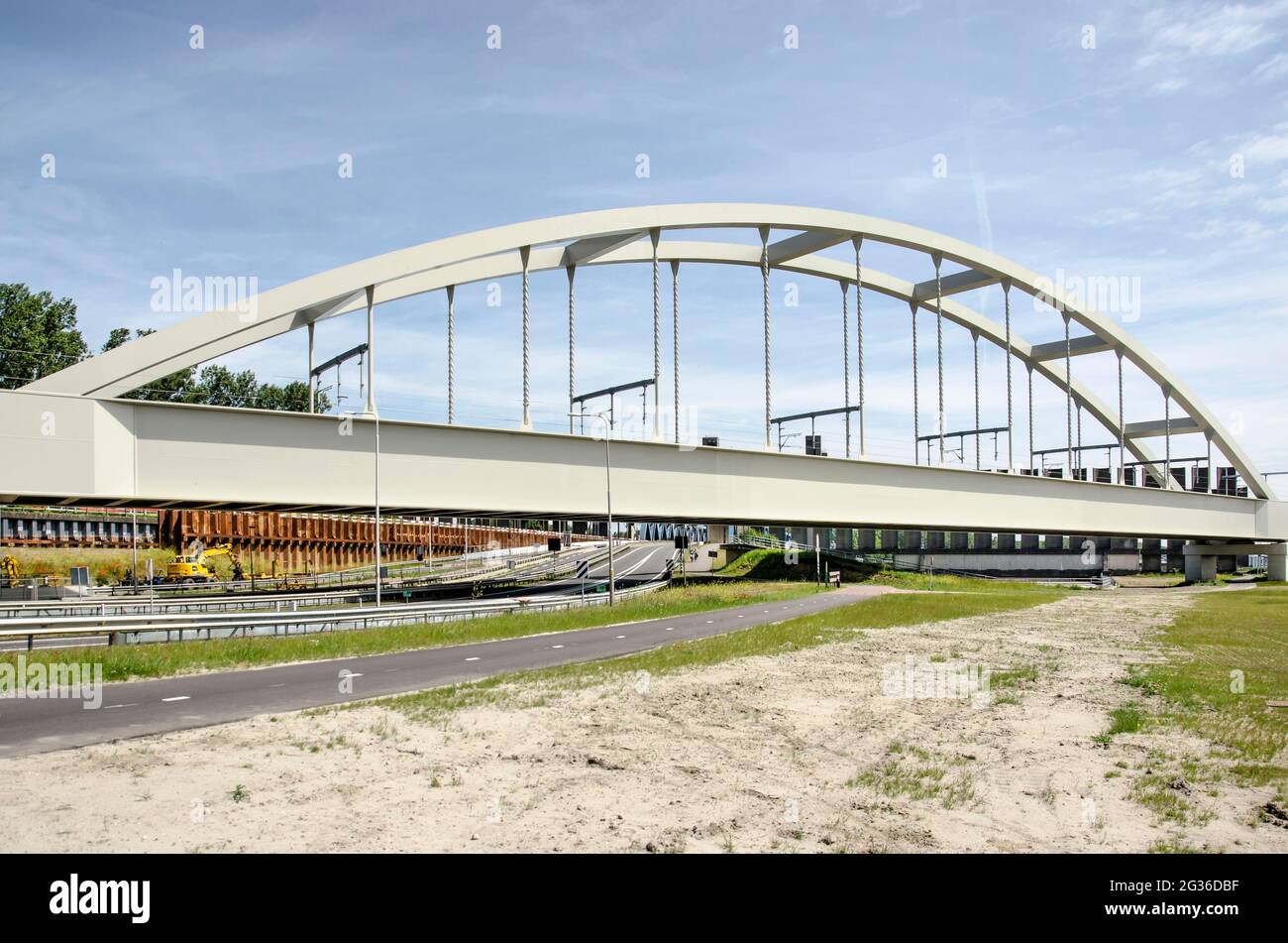 Rotterdam, Niederlande, 12. Juni 2021: Stahlbogenbrücke in der Hafenbahn im Industriegebiet Europoort Stockfoto