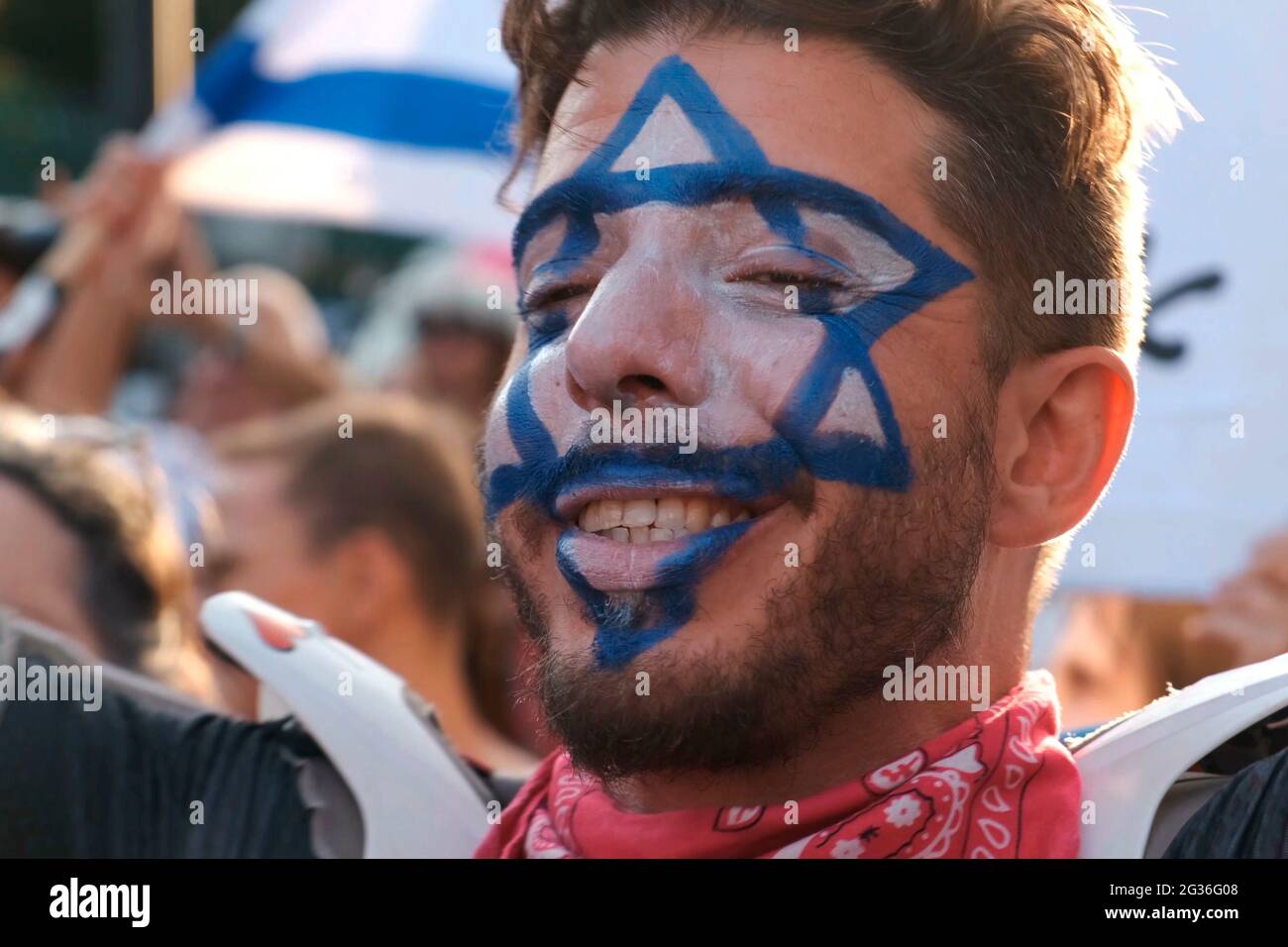 Israelische Demonstranten feiern die Verabschiedung eines Votums zur Bestätigung einer neuen Koalitionsregierung während einer Kundgebung vor der Knesset am 13. Juni 2021 in Jerusalem, Israel. Das israelische parlament hat dafür gestimmt, die 12-jährige Amtszeit von Benjamin Netanjahu als Premierminister zu beenden, wobei der rechtsnationalistische Naftali Bennett als Israels Premierminister vereidigt wurde. Stockfoto