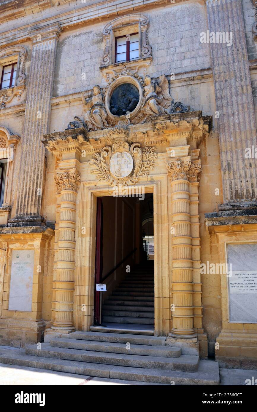 Mdina. Malta. Palazzo Vilhena, Naturhistorisches Museum. Eingang im Barockstil. Stockfoto