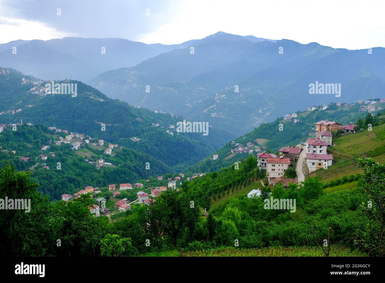 An diesen Hängen wurden die Dörfer im Kreis Çaykara von Trabzon gegründet, die abschüssiges und bergiges Land haben. Stockfoto